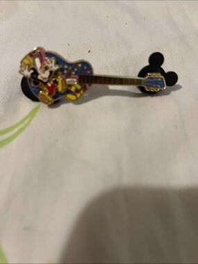 Disney Mickey Mouse guitar slider 2009 pin